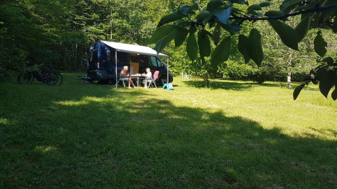 Lovely 2-Bed Shepherds Hut In A Forest Sougeres-en-Puisaye Esterno foto