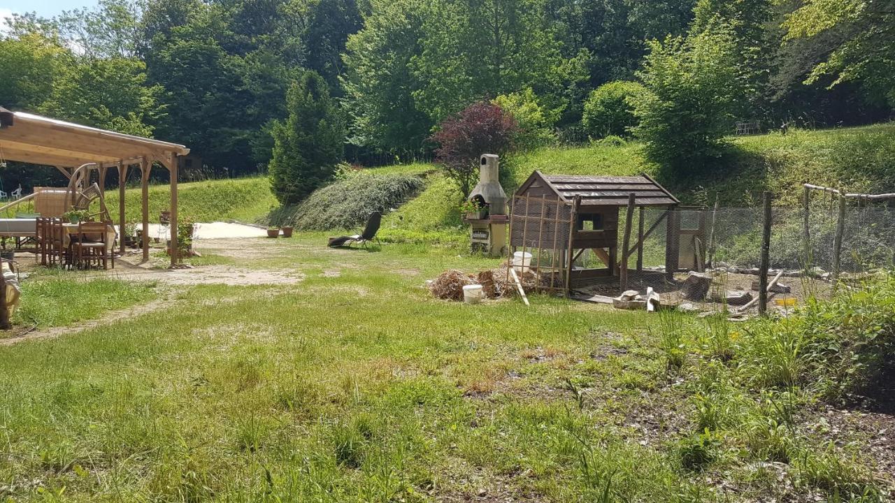 Lovely 2-Bed Shepherds Hut In A Forest Sougeres-en-Puisaye Esterno foto